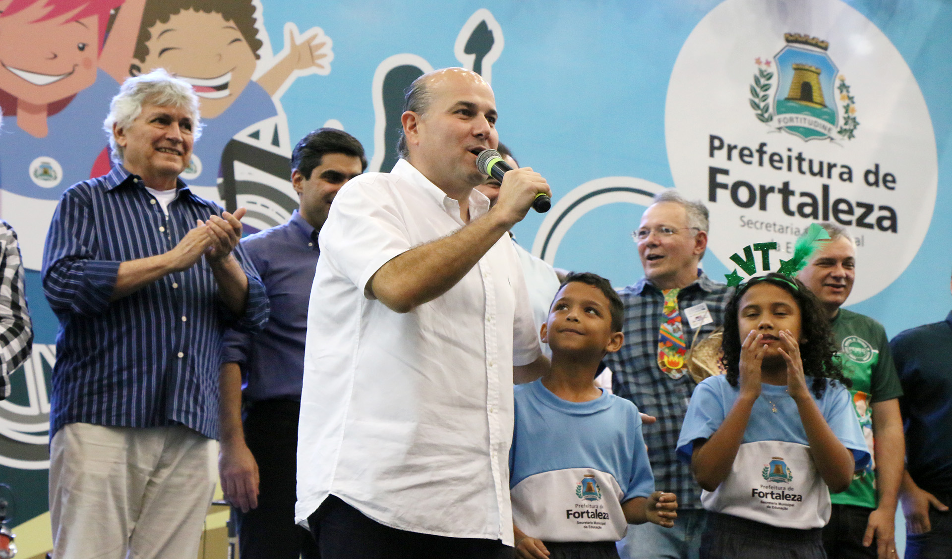 várias pessoas num palco